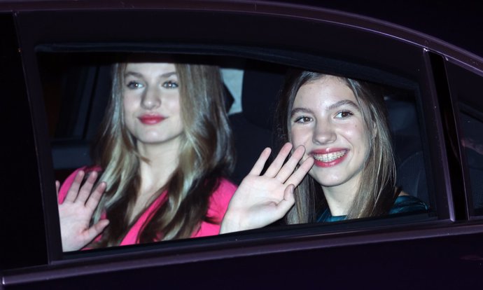 Leonor y Sofía abandonando el lugar