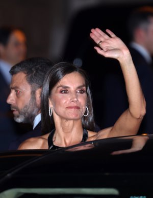 Doña Letizia, saludando emocionada