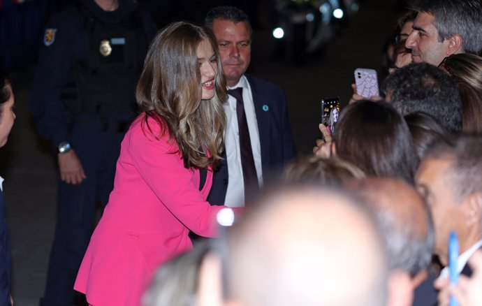 Leonor saludando uno a uno a todos los asturianos