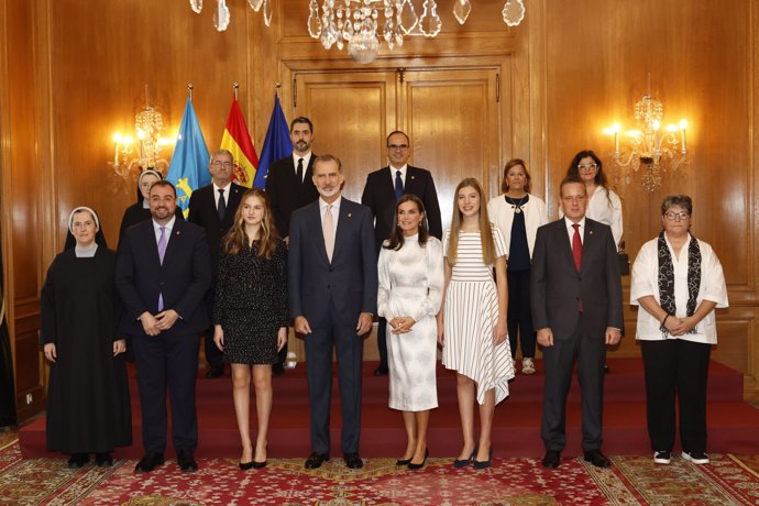Los Reyes y sus hijas han recibido a los premiados en el Hotel Reconquista