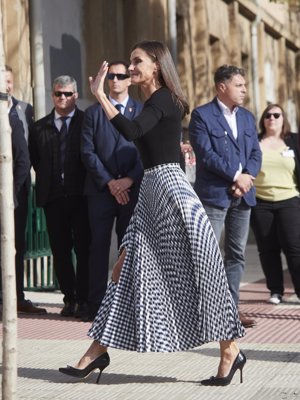 La monarca ha impactado con su estilismo