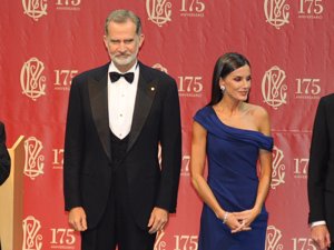 La Reina Letizia acapara los focos con un vestido de gala -ya conocido- de Carolina Herrera