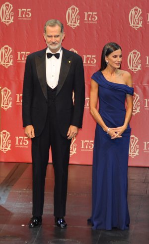 La Reina Letizia acapara los focos con un vestido de gala -ya conocido- de Carolina Herrera