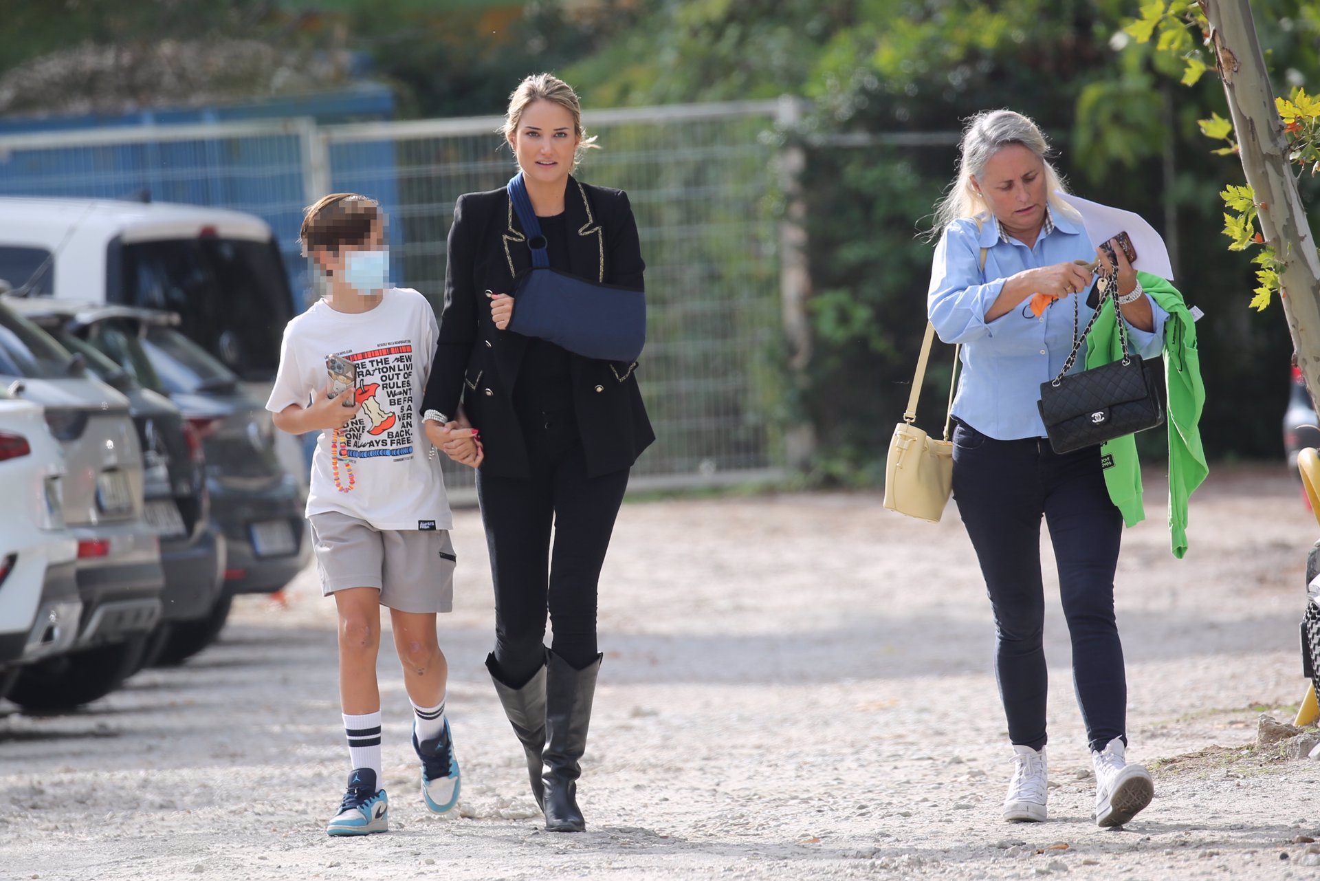 Alba ha ido a revisión de su lesión con su madre y su hijo Lucas