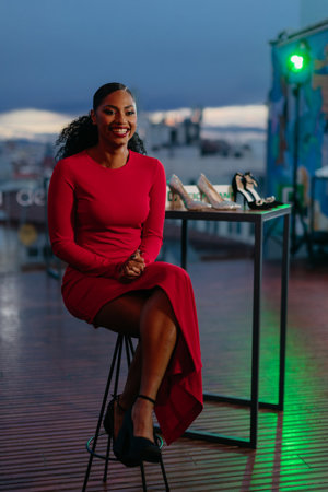 La cantante posa feliz con algunos diseños de la marca