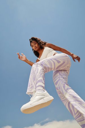 Nia, con unas cómodas deportivas