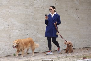 La diseñadora, pendiente de su móvil durante el paseo