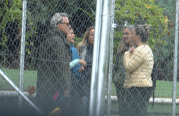 Ortega Cano, charlando con varias madres en las pistas deportivas