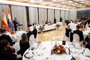 La Reina Letizia lo vuelve a hacer: escoge su vestido-joya para brillar en Croacia