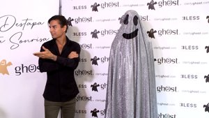 La novia de Julio José ha irrumpido vestida de fantasma en el evento