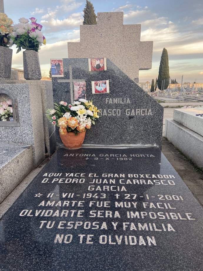 Fotografías de Rocío Carrasco y su madre  en la tumba de Pedro Carrasco