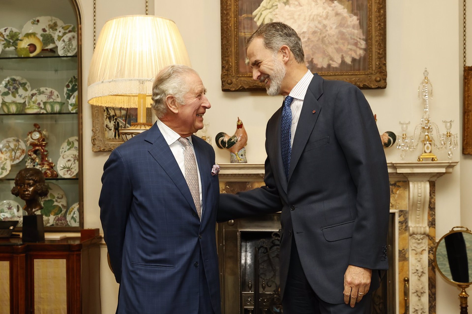 Sonrisas y cordialidad en la primera reunión de Carlos III y Felipe VI