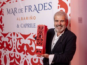 El modisto combina su característico rojo con el icónico azul de Mar de Frades