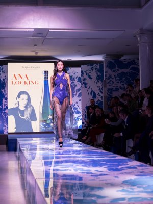 El diseño que inspiró a Ana Locking para vestir a Mar de Frades, sobre la pasarela