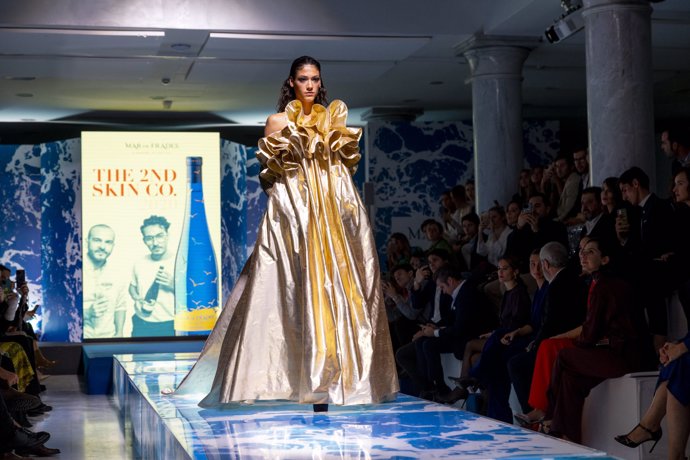 Otro momento del desfile único de Mar de Frades en homenaje a la moda española