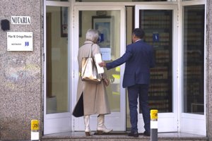 La diseñadora, entrando en una notaría