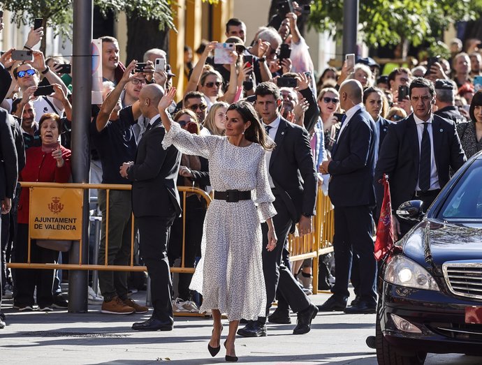 La Reina, con su favorecedor diseño de lunares de Armani
