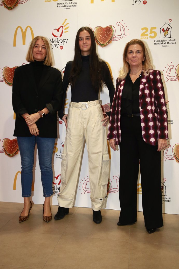 La joven,con las responsables de la Fundación durante el acto