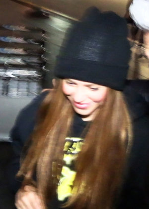 Shakira, sonriente a su llegada al aeropuerto de Barcelona
