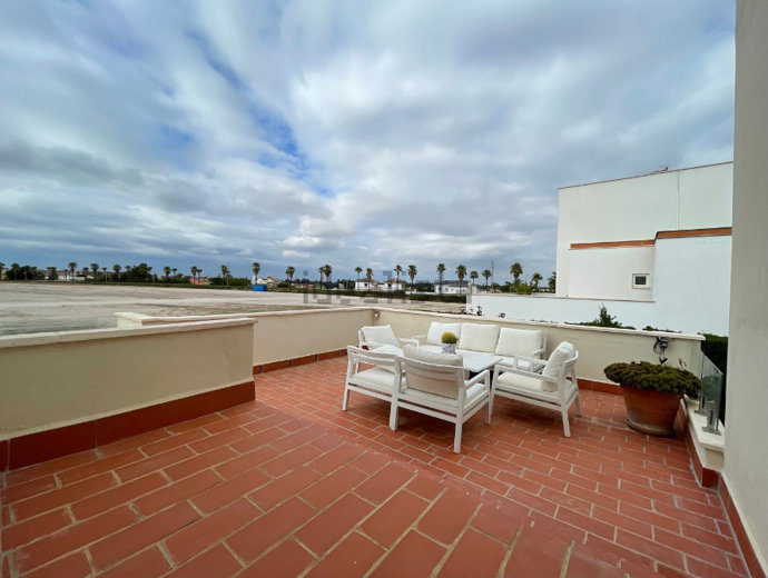 La casa tiene una amplia terraza