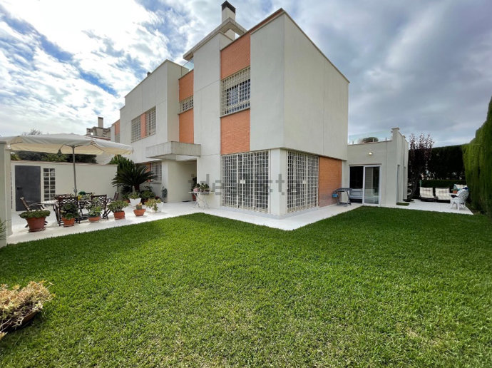 Imagen del chalet que ha alquilado Cayetano en Sevilla