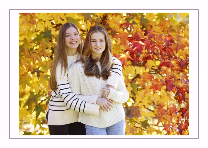 Leonor y Sofía derrochan complicidad en la felicitación navideña de la Familia Real