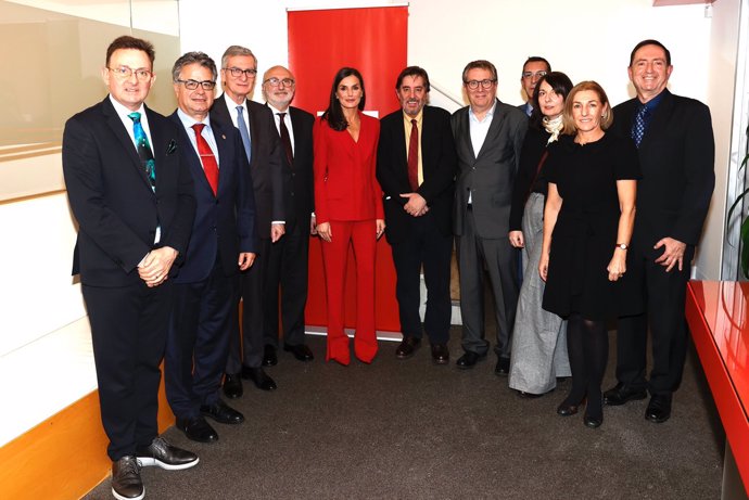 La Reina, posando con los asistentes a la reunión