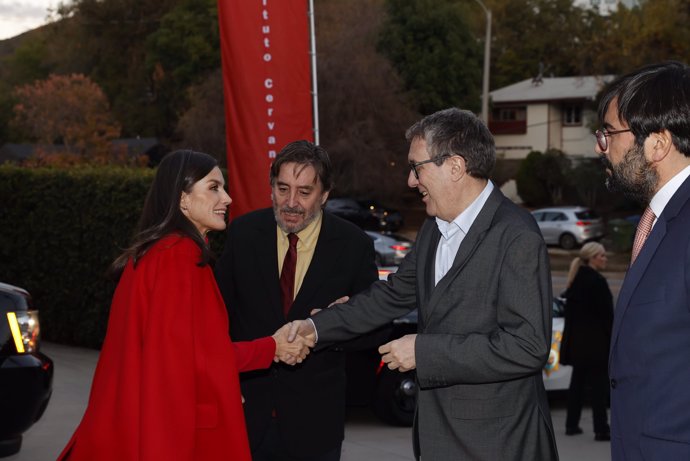 La Reina, saludando a diferentes personalidades a su llegada