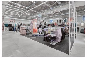 La tienda cuenta con numerosas pantallas para guiar al cliente durante el proceso de compra