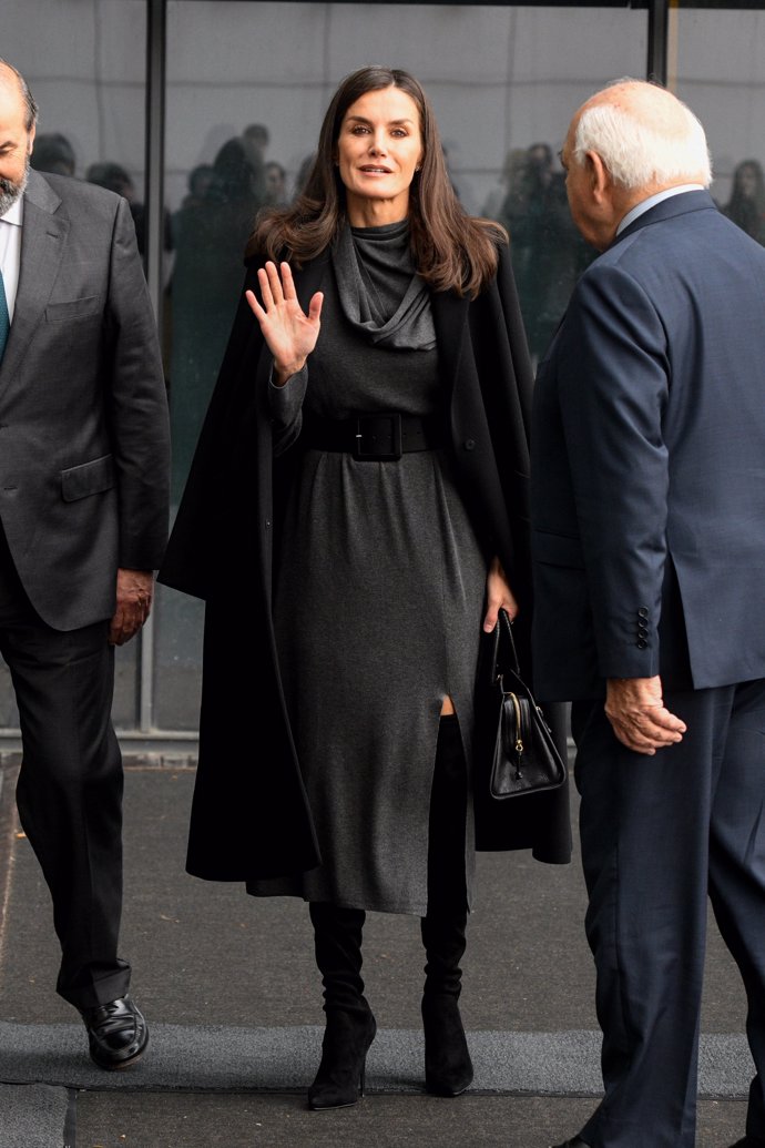 La Reina ha estrenado un vestido gris de punto ideal