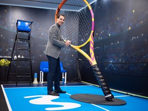 Rafa Nadal ha firmado un raqueta gigante que podremos ver en la flagship de Movistar en Madrid