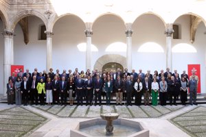 Foto de familia de su Majestad en Granada con los directores de Institutos Cervantes