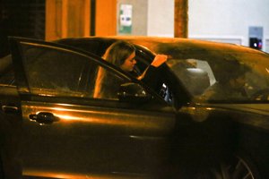 Clara Chía, subiéndose al coche de Piqué a abandonar la fiesta