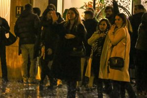 La joven, esperando a Piqué con algunos de sus compañeros