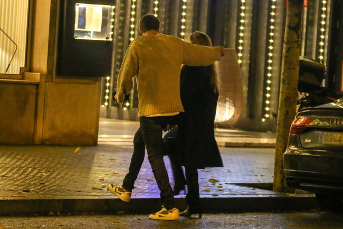 Piqué, muy cariñoso con su novia