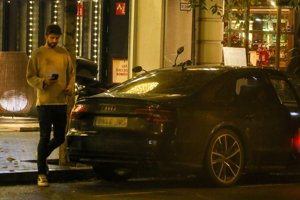 El exfutbolista, pendiente de su móvil y de Clara