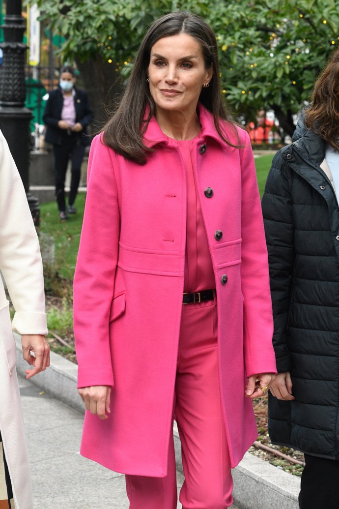 La Reina, radiante con un total look rosa fucsia