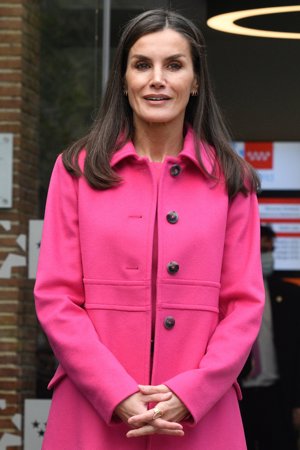 La monarca ha apostado por un alegre total look rosa en su visita al hospital Infantil