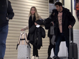 Vanesa, muy seria, reprochó algo a su novio mientras él reprochaba