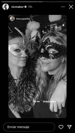 Victoria, con un antifaz posando con una amiga