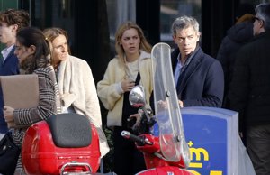 Alejandra Onieva y su padre abandonando el restaurante