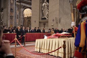 La Reina Sofía se despide de Benedicto XVI