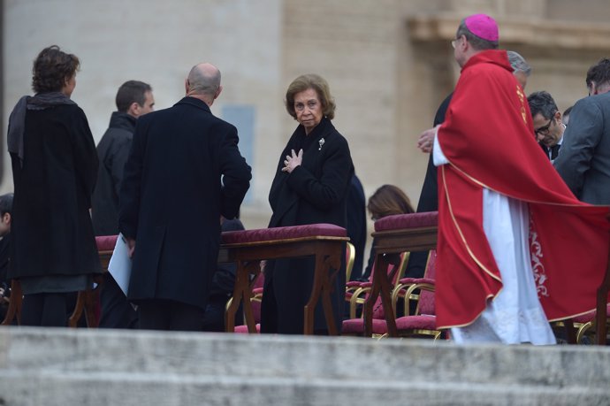 Doña Sofía, a su llegada a las exequias