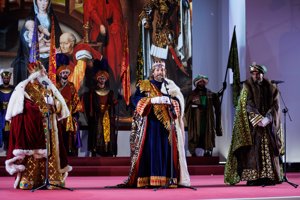 El Rey Gaspar vuelve a ser el centro de todas las miradas en la cabalgata de Madrid