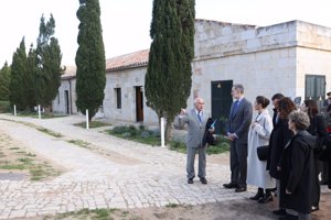 Los Reyes han visitado el antiguo hospital militar en el Islote