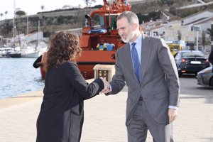 Don Felipe, a su llegada al puerto de Mahón