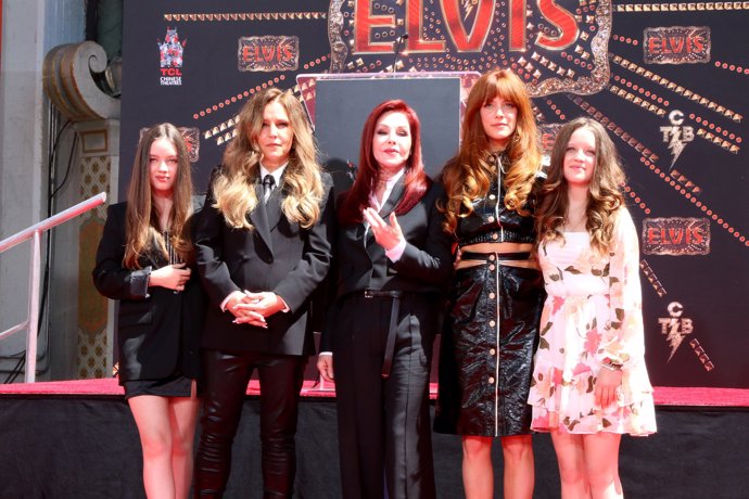 Lisa Marie, con su madre y sus tres hijas en una imagen reciente