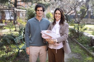 La pareja, de lo más sonriente con su segunda hija al abandonar el hospital