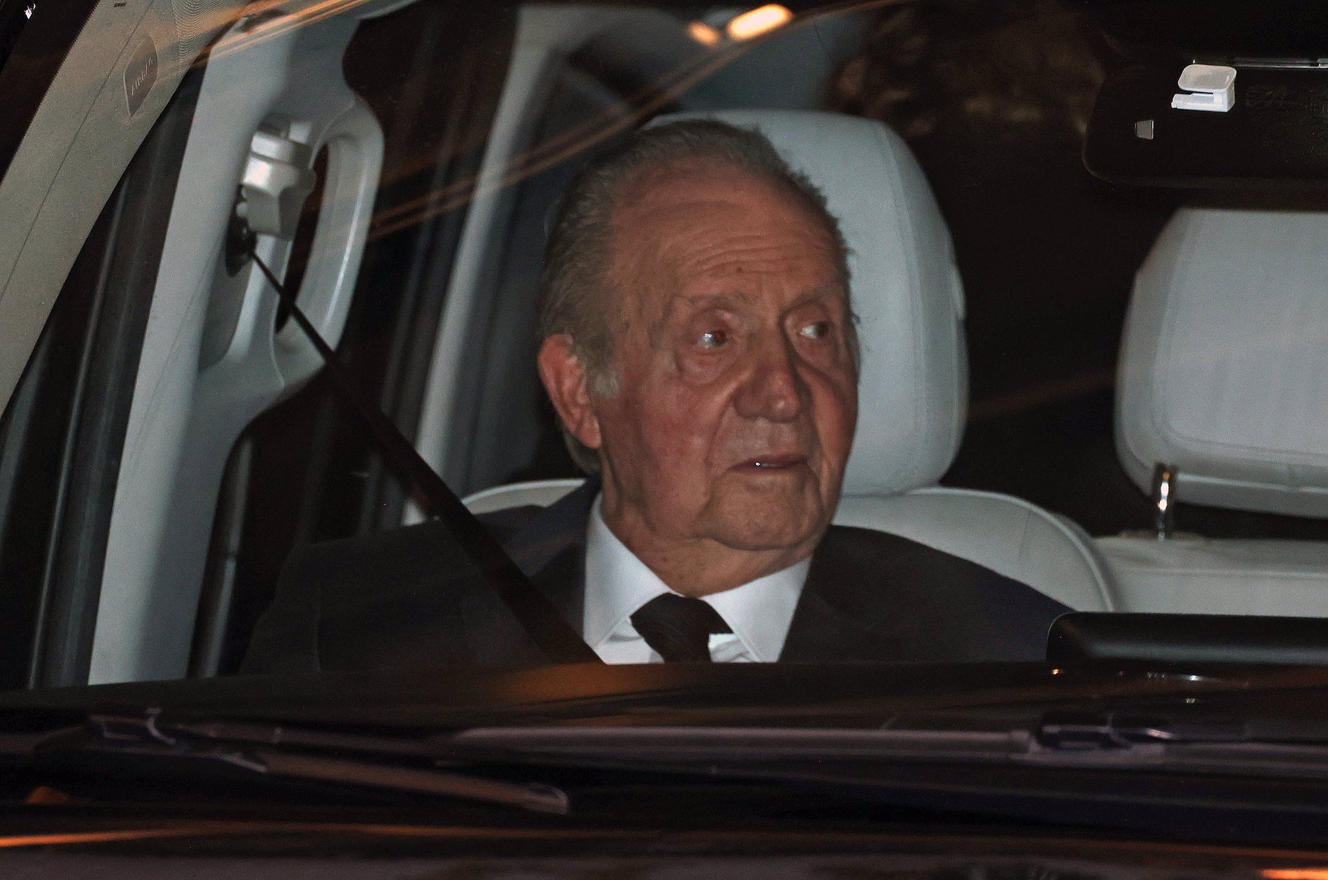 Don Juan Carlos, rumbo a Abu Dabi tras asistir al funeral del Rey Constantino