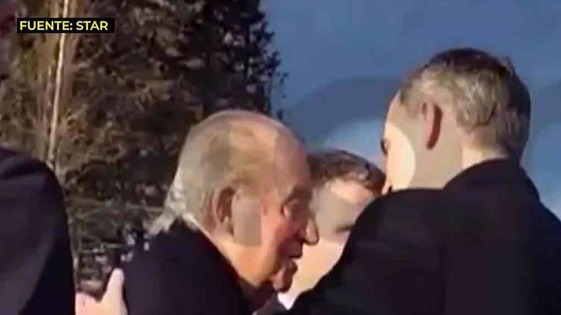 Don Felipe y Don Juan Carlos saludándose durante el entierro de Constantino de Grecia